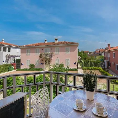 Apartamento In Mit Grill Funtana